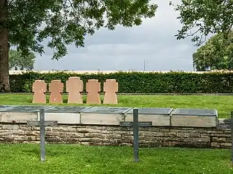 Plaques avec les noms des soldats identifiés dans les ossuaires (devant les croix en pierre).