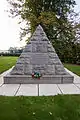 Pyramide portant l'inscription "aux braves soldats français et allemands morts pour leur patrie 1914-1918".