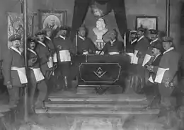 photo en noir et blanc avec des francs-maçons allemands en uniforme dans un temple français entre 1914 et 1918.