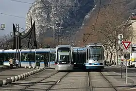 Les deux types de rames de tramway en service en 2010