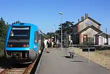 Vue du quai de la gare avec un train composé de deux X 73500 à quai