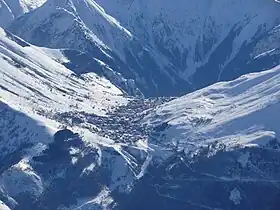 Vue aérienne des Deux Alpes l'hiver.