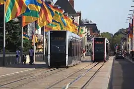 Deux tramways sur le Pont Wilson