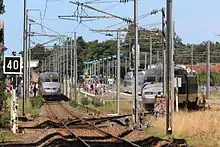 Deux rames de TGV Atlantique se croisent en gare.