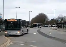 Le S 415 NF no H266 sur la ligne 8 et le S 415 NF no H262 sur la ligne 7 à la gare de Plaisir - Grignon.