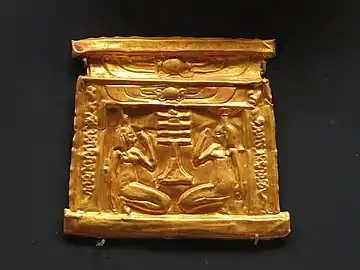 Deux déesses pleurant Osiris sous forme d'un pilier-djed. Pectoral en feuilles d'or au décor repoussé. Époque ptolémaïque, 332-30 av. J.-C. Musée du Louvre.