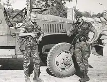 Deux soldats de la Légion étrangèrearmés de MAT 49 lors de la bataille de Kolwezi en 1978, devant un camion GMC