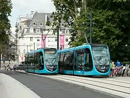 Le tramway de Besançon sur le pont de la République.