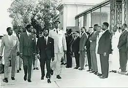 Devant les grilles du Palais (1960) - Valdiodio N'diaye, Mamadou Dia, Léopold Sédar Senghor, Général Fall. À droite : Jean Collin