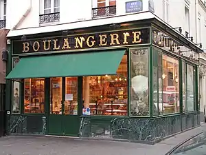 Au no 151bis, devanture de boulangerie églomisée.