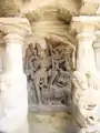 Côté Sud, face au Nord. Durga à huit bras, et le lion. 2e chapelle en partant de l'Est, très proche de l'entrée. Traces de peinture et enduit tardifs
