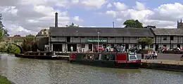 Deux bateaux étroits sur le canal avec le musée du canal en arrière plan