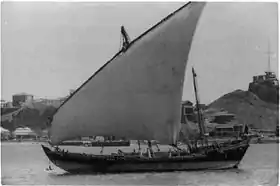 Photographie en noir et blanc d'un voilier à voile triangulaire en mer.