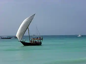 Boutre chargé de touristes sur les côtes de Dar es Salam