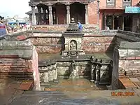 Layaku Hiti, Bhaktapur, avec derrière un temple dédié à Hari