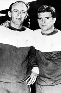 photo en noir et blanc en buste de deux footballeurs se tenant par l'épaule