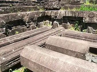 Mỹ Sơn B1. Colonnes supportant, probablement, une charpente.