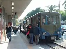 Une rame avec un fourgon contenant un groupe électrogène pour alimenter les moteurs.