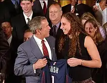 Taurasi remettant un maillot portant le nom Bush à George W. Bush.