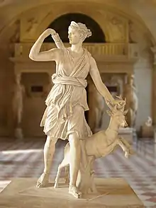Diane de Versailles, représentation d'Artémis chasseresse, copie romaine d'un original grec du IVe siècle av. J.-C. Musée du Louvre.