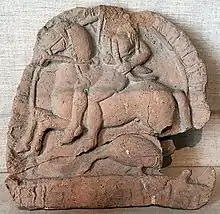 Tuile antéfixe de terre cuite figurant Diane tifatina armée de son arc chevauchant en amazone, par-dessus un oiseau, peut-être une oie, découverte en Campanie, IVe siècle A.C., Museo Archeologico Campano di Capua.