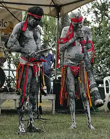 Joueurs de didjeridoo et clapstick (en) lors du festival Seabreeze.