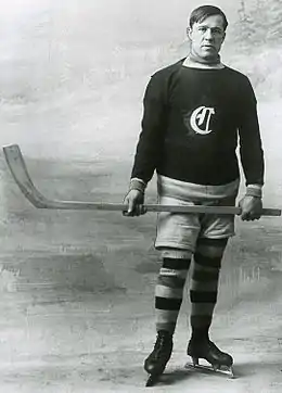 Photo en pied de Didier Pitre dans la tenue des Canadiens de Montréal.