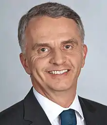 Portrait d'un homme aux cheveux gris.