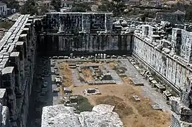Intérieur d'un temple ionique avec des pans de mur