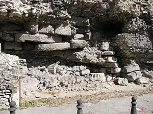 Base de la muraille gallo-romaine en matériaux de réemploi (boulevard du Cagnard).