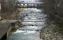 Rivière qui s'écoule sur une alternance de plateaux et de petites chutes d'eau d'une vingtaine de centimètres de hauteur