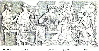 Gravure de la frise située à l'est représentant quatre dieux assis et un debout