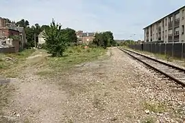 À droite, la ligne provenant de Rouxmesnil-Bouteilles, à gauche, l'emprise de l'ancien raccordement avec la ligne de Rouen.