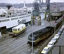 Correspondance train-ferry en gare de Dieppe-Maritime le 8 mai 1973.