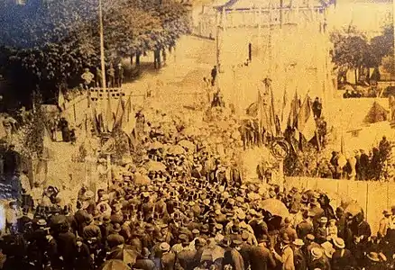 Foule rassemblée pour la cérémonie de pose de la première pierre.