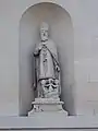 Statue de Saint-Nicolas sur la façade de l'église.