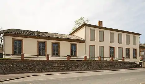 La mairie façade sur la route de Toulouse.