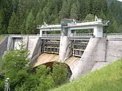 Vue d'ensemble du barrage.