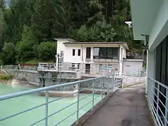 Bâtiment de contrôle de la centrale hydroélectrique.