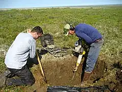 Pour étudier le pergélisol (ici en Alaska), les chercheurs doivent utiliser des outils comme le marteau-piqueur