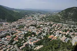 Vue aérienne centre à partir de l'Est, vers direction Durance.