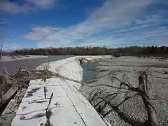 Le barrage est essentiellement formé d’une digue de faible hauteur en travers du lit de la Durance. Parementé de pierre de taille, il ne se distingue guère dans le lit engravé