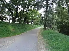 La digue du Drac et la piste cyclable direction sud.