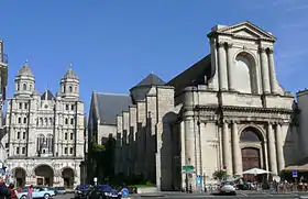 L'église Saint-Étienne au premier plan, et l'église Saint-Michel au fond.