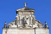 Le haut de la façade avec une statue du Christ.
