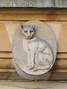 Sculpture d'un chat dans un médaillon au-dessus du passage, à gauche. Animal figurant dans les armes de Jean Vivant Micault de Corbeton
