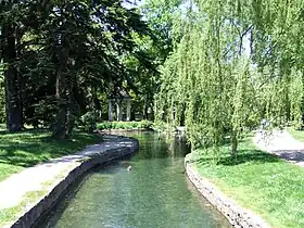 Le ruisseau du Raines passant par le jardin de l'Arquebuse.