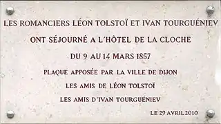 Plaque commémorative au numéro 9.