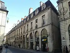Les immeubles du haut de la rue de la Liberté sont très semblables à ceux de la place Gambetta de Bordeaux.