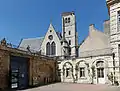 La cour d'honneur, au loin, l'église Saint-Jean de Dijon